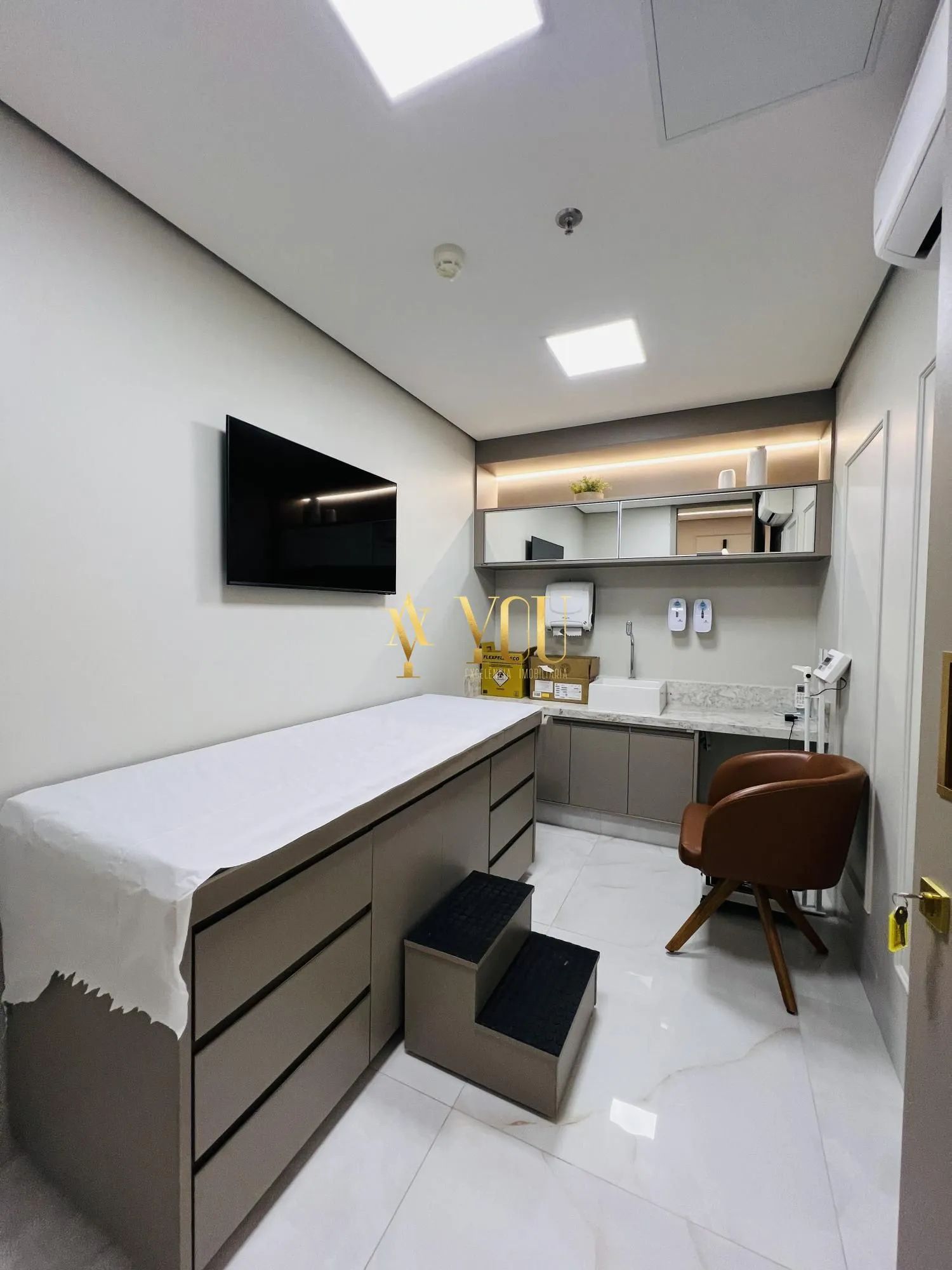Impecável Consultório Médico em Clínica Luxuosa no Órion Complex. Aluguel por Pe - Foto 9