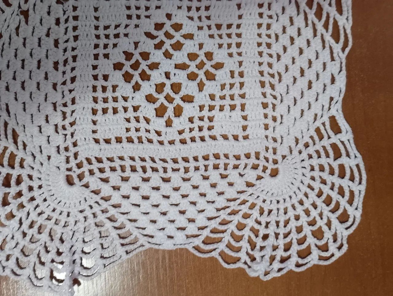 Caminho de Mesa Crochê Branco, 88 CM E SEM USO  - Foto 2