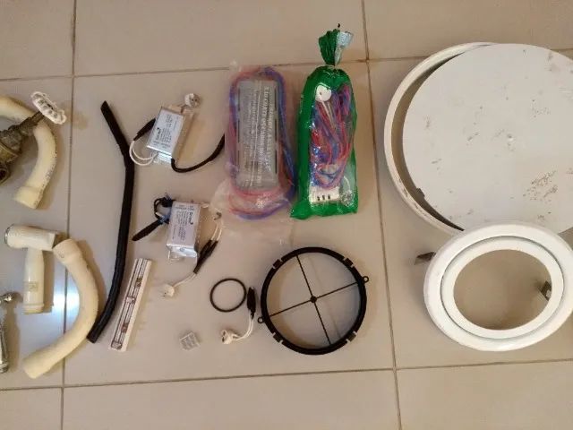 Material de construção, diversos, Joelhos, curvas, etc. Alguns produtos novos e outros usa - Foto 2