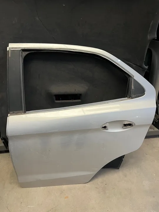 W Porta traseira esquerda do Ford Ka 2015