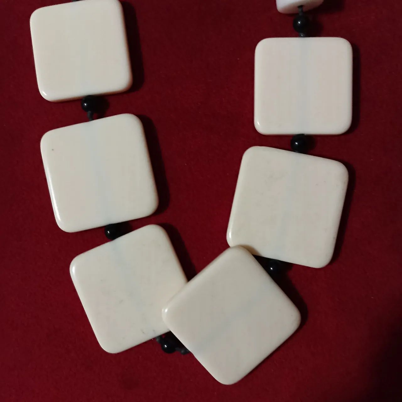Lindo colar curinga pra combinar com tudo. Cor off com preto. - Foto 3