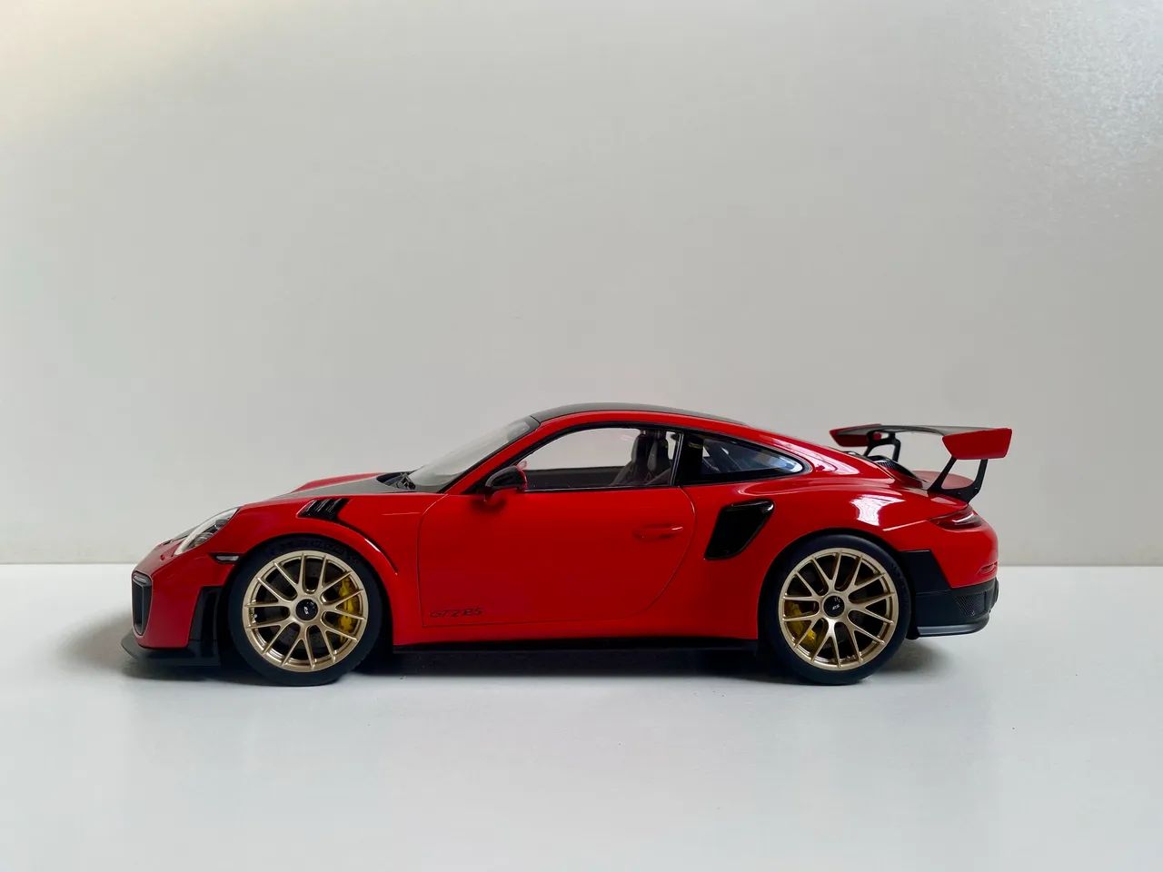 スパーク 1/18 ポルシェ 911 GT2 RS 25 Porsche 911 (991.2) GT2 RS Weissach Package 1:18 Autoart Vermelho