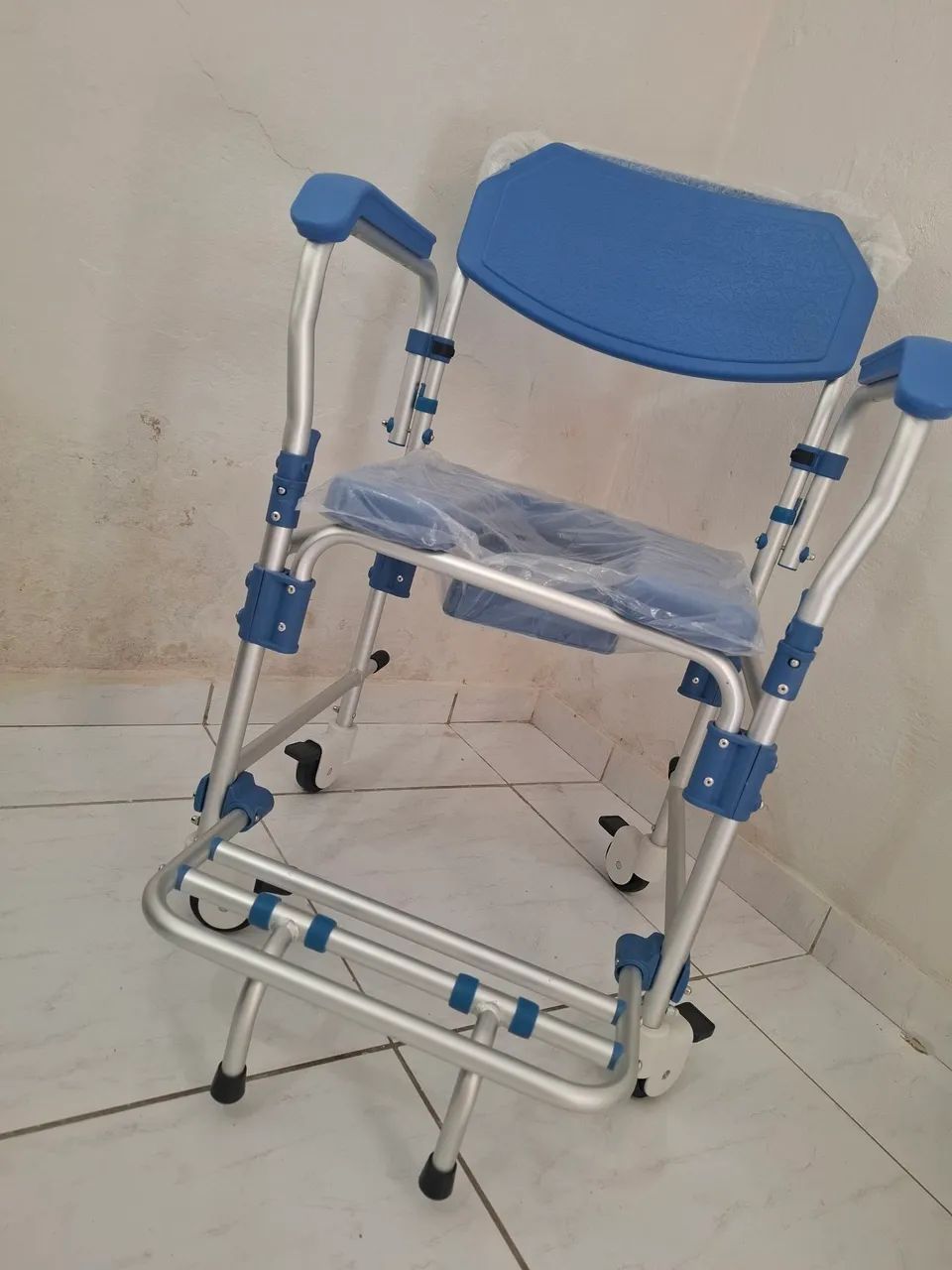 Cadeira de Banho com Rodas - Nova - Foto 4