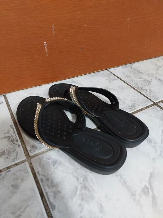 Sandálias pretas com pedrarias - Foto 2