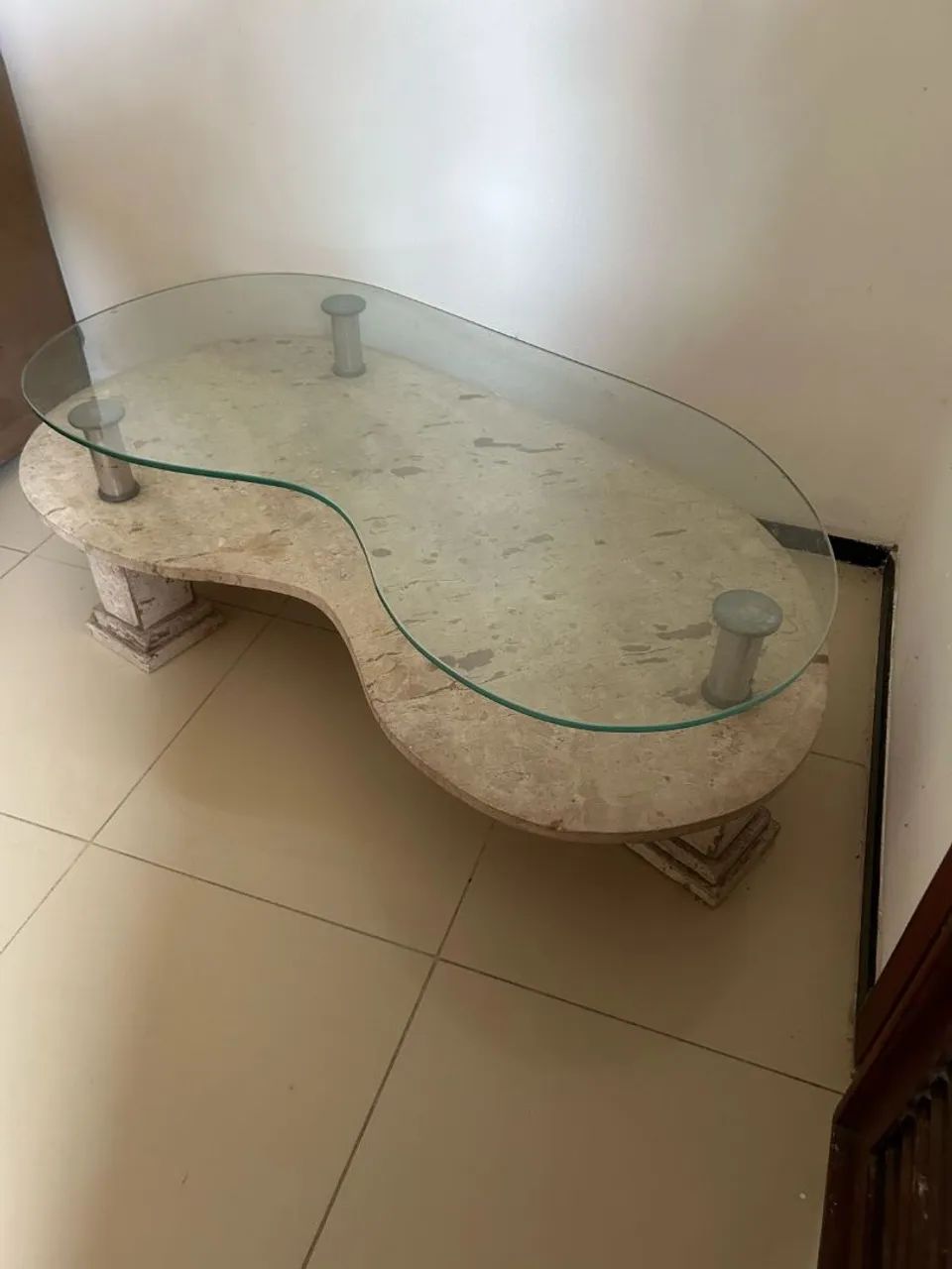 Mesa de centro em mármore com tampo de vidro