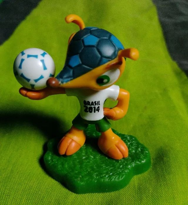 LOTE COM 4 BONECOS VARIADOS - BEN 10, COPA 2014, THUNDERCATS E MEGAMENTE - Foto 2