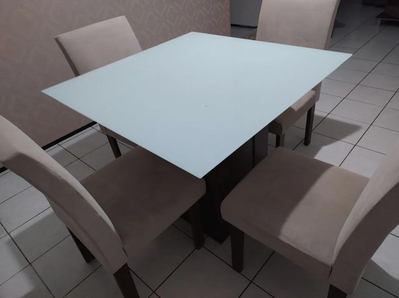 Mesa de Jantar Quadrada com 4 Cadeiras