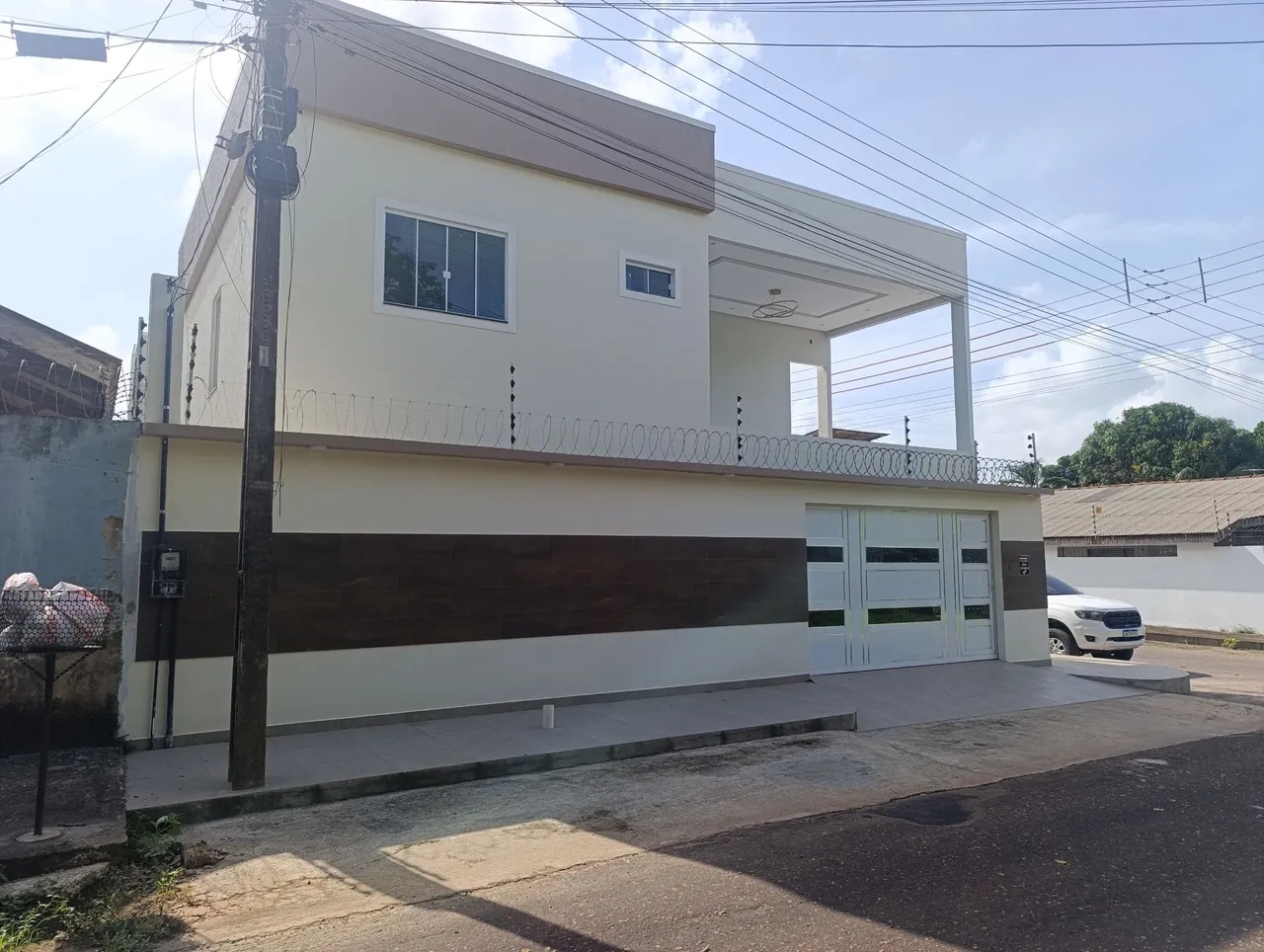 Casa tipo sobrado com três suítes