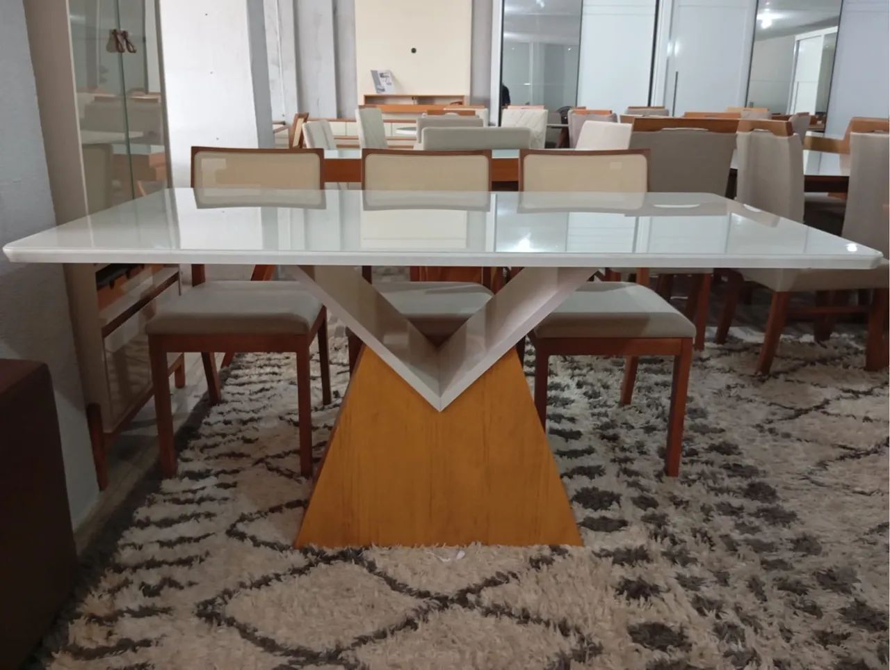 Mesa de Jantar Elegante com Cadeiras de Madeira - Foto 2