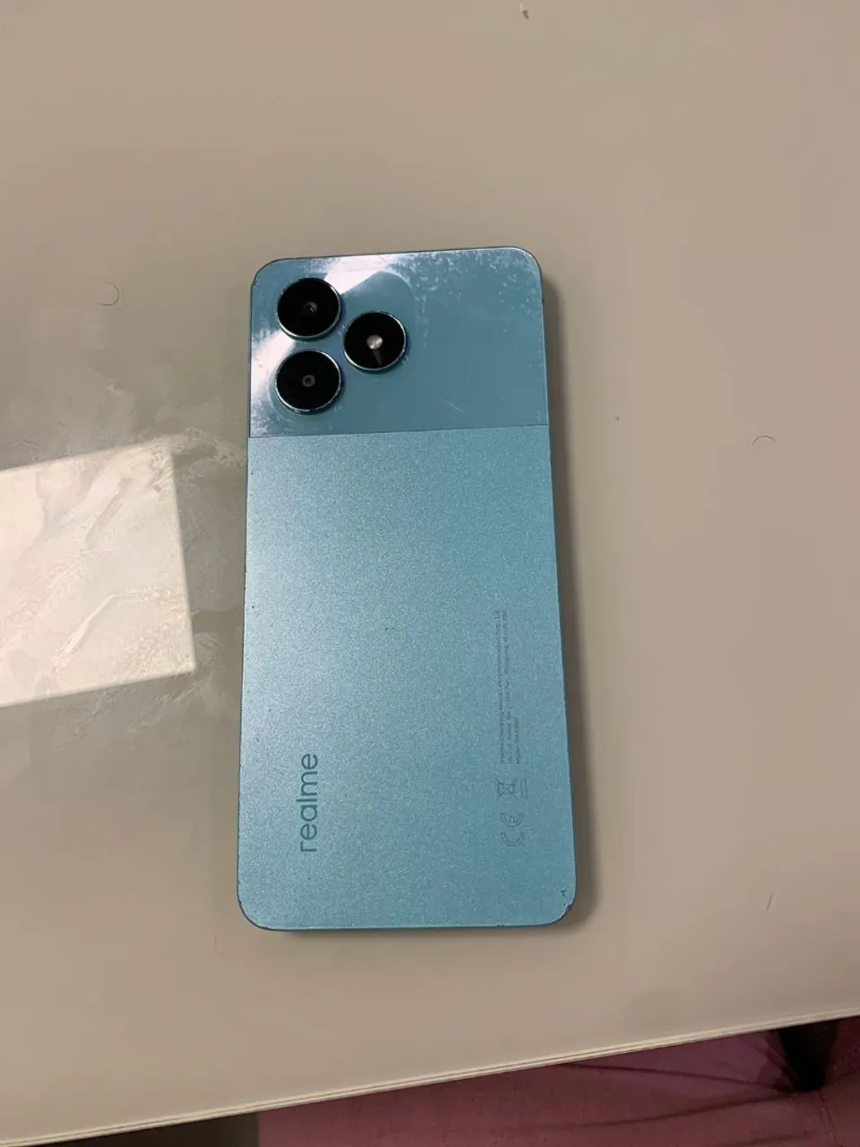 Celular realme C53 tela trincada com defeito mas não muda nada no uso
