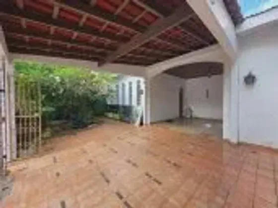 VIERALVES. ALUGO CASA COMERCIAL/ RECIDENCEIAL COM 3 QUARTOS SENDO 1 SUITE. TODO NA LAJE