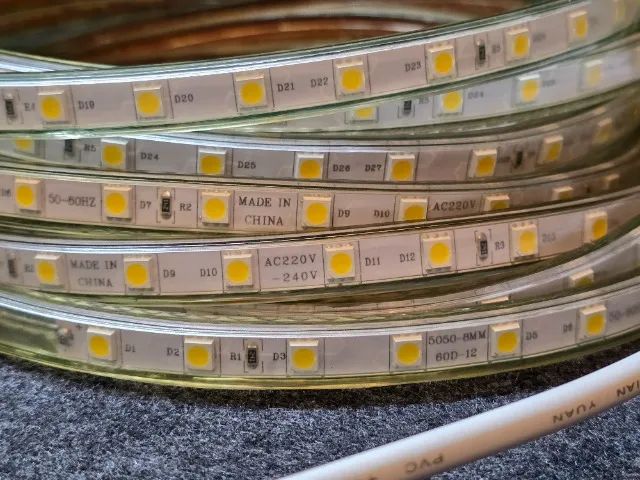 Fitas LED 5050 bivolt 110V 220V branco quente 5 metros com proteção resistente água - Foto 6