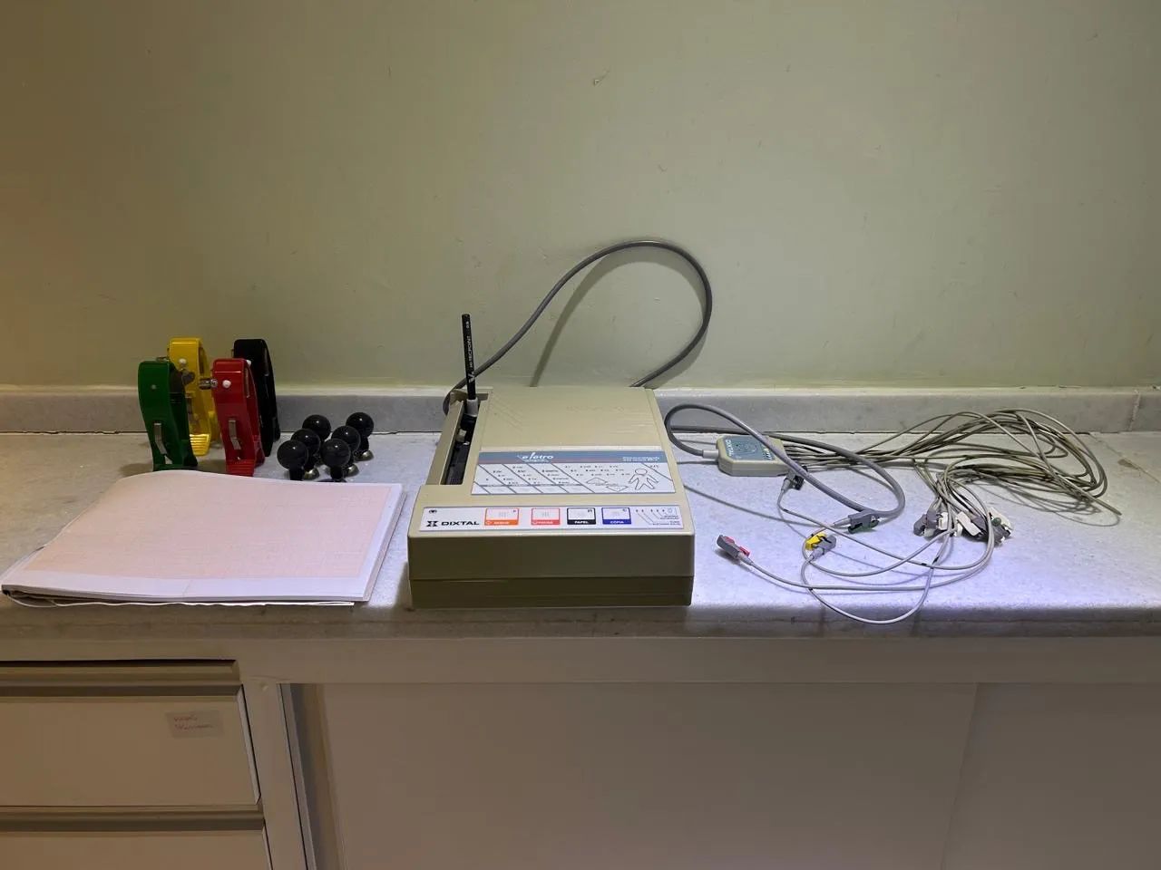 Aparelho de eletrocardiograma dixtal em excelente estado de conservação 