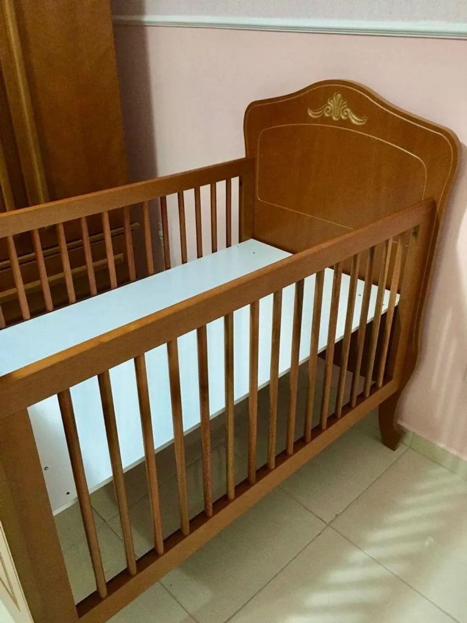 Berço de madeira com design clássico64301928560771120