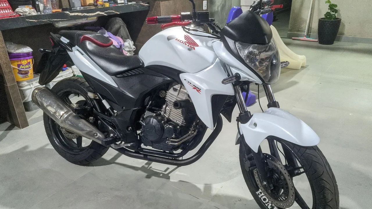 Cb 300 Novinha, So pegar e andar.