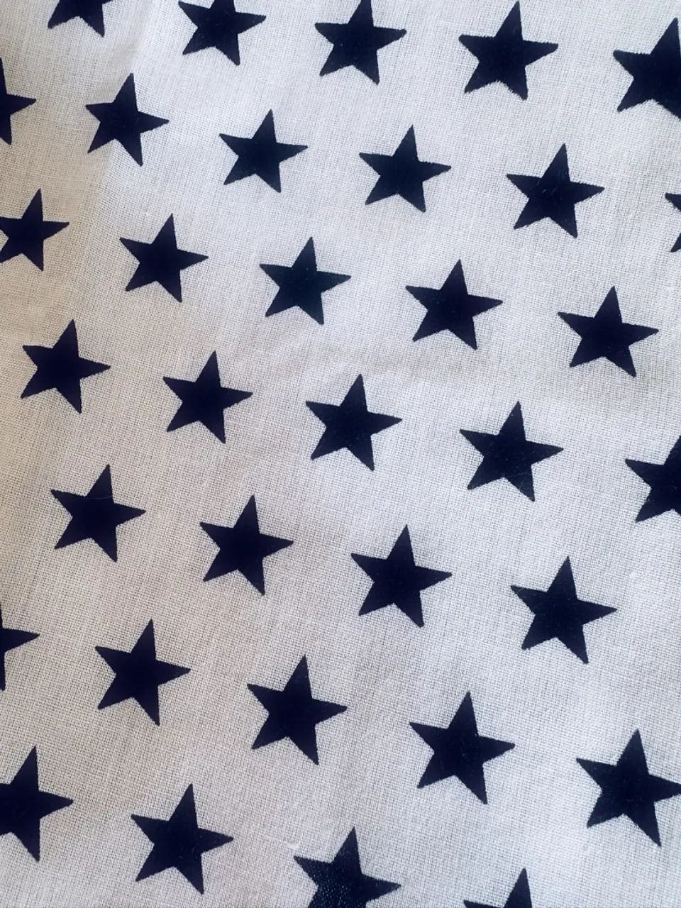 lenço branco com estrelas pretas tipo bandana - Foto 4