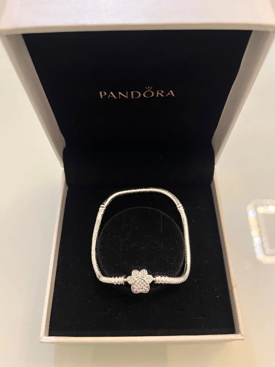 Pulseira Pandora com berloque de patinha