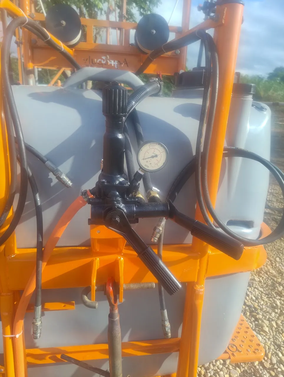 Pulverizador 800 LTS com motor hidráulico para levante das barras zero