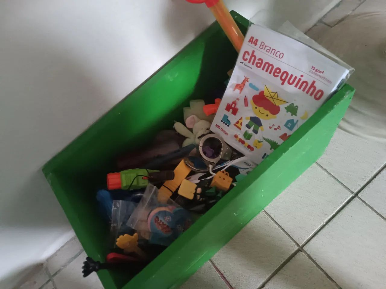 Caixa de Brinquedos de Madeira