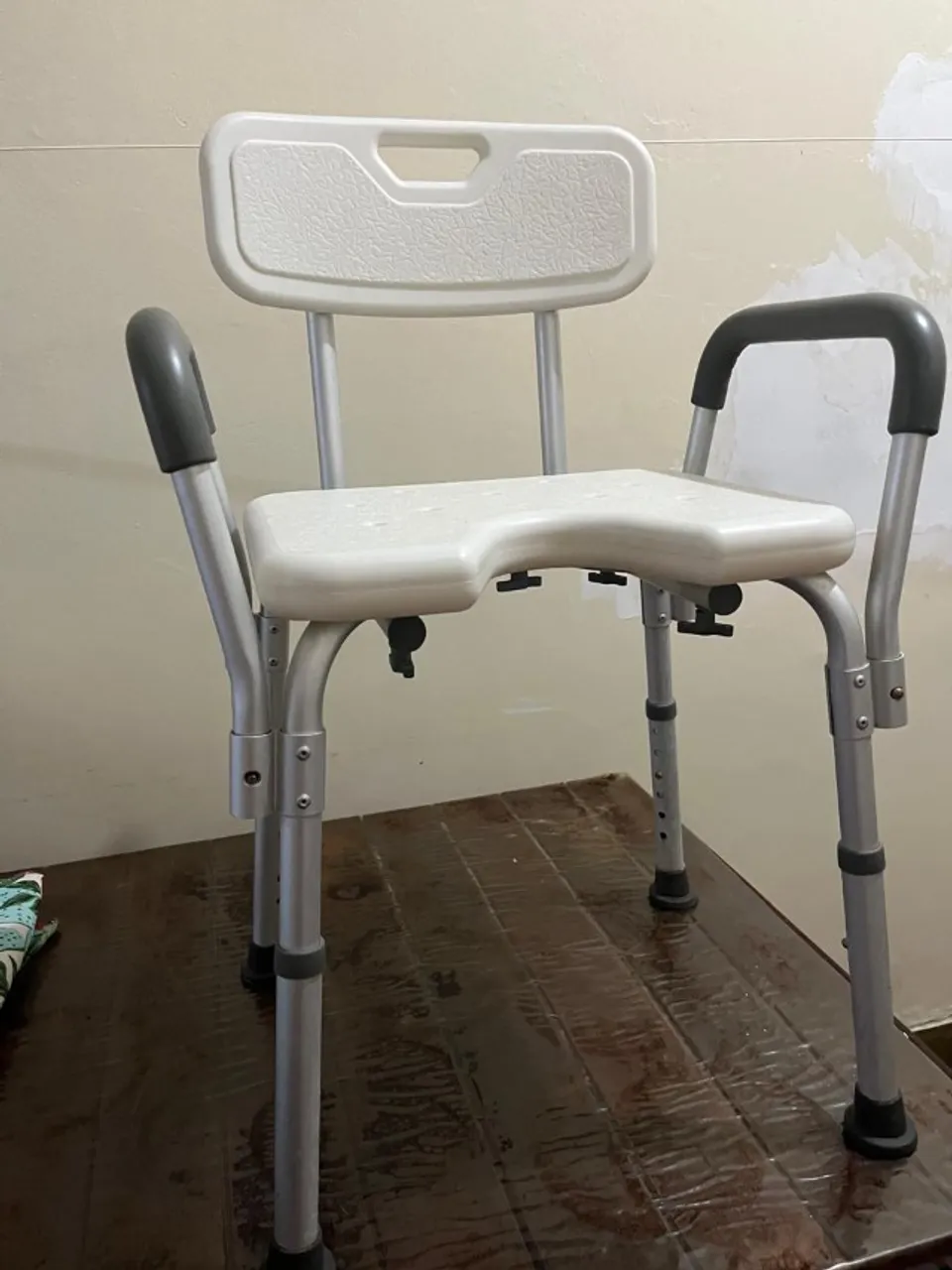 Cadeira de banho em alumínio com encosto e apoio de braço - Para Idosos- Usada