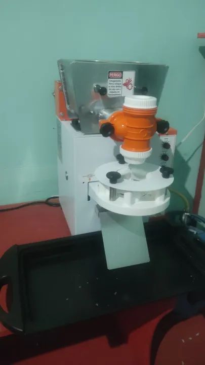 Modeladora de salgado + masseira + fritadeira