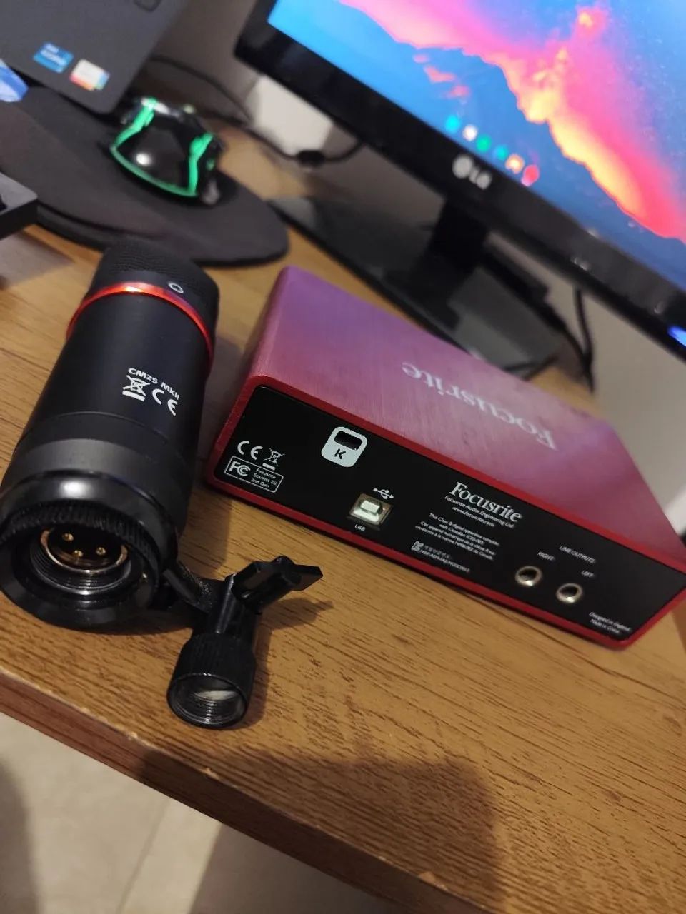 Interface de áudio Focusrite + Microfone - Foto 4