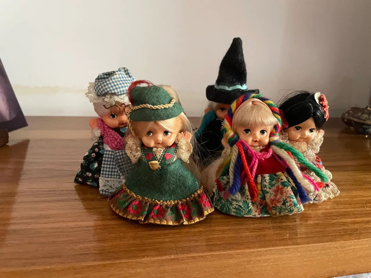 Conjunto 6 bonecas vintage com trajes folcloricos 9 cm 