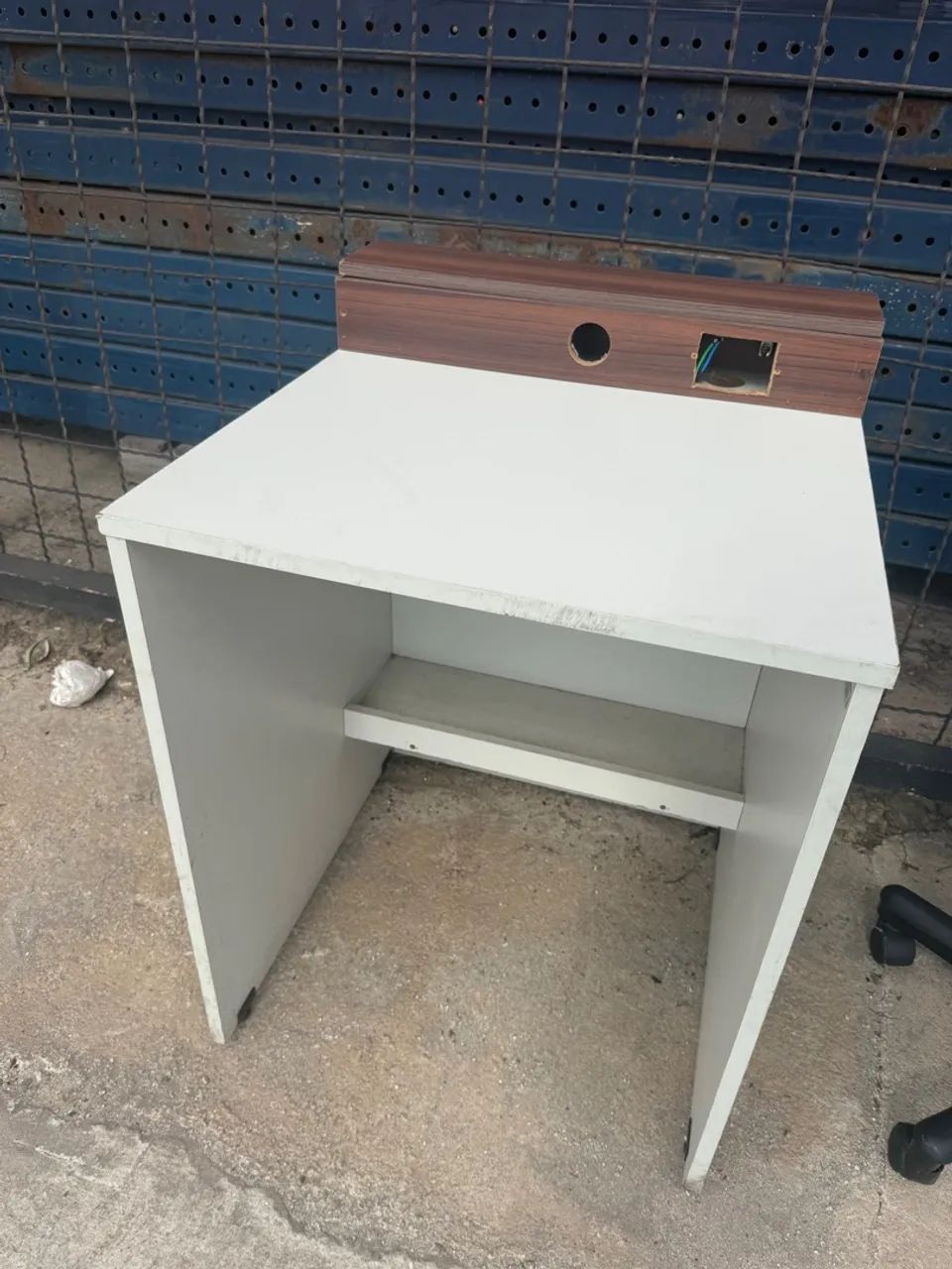 Escrivaninha com tomada integrada - Foto 3
