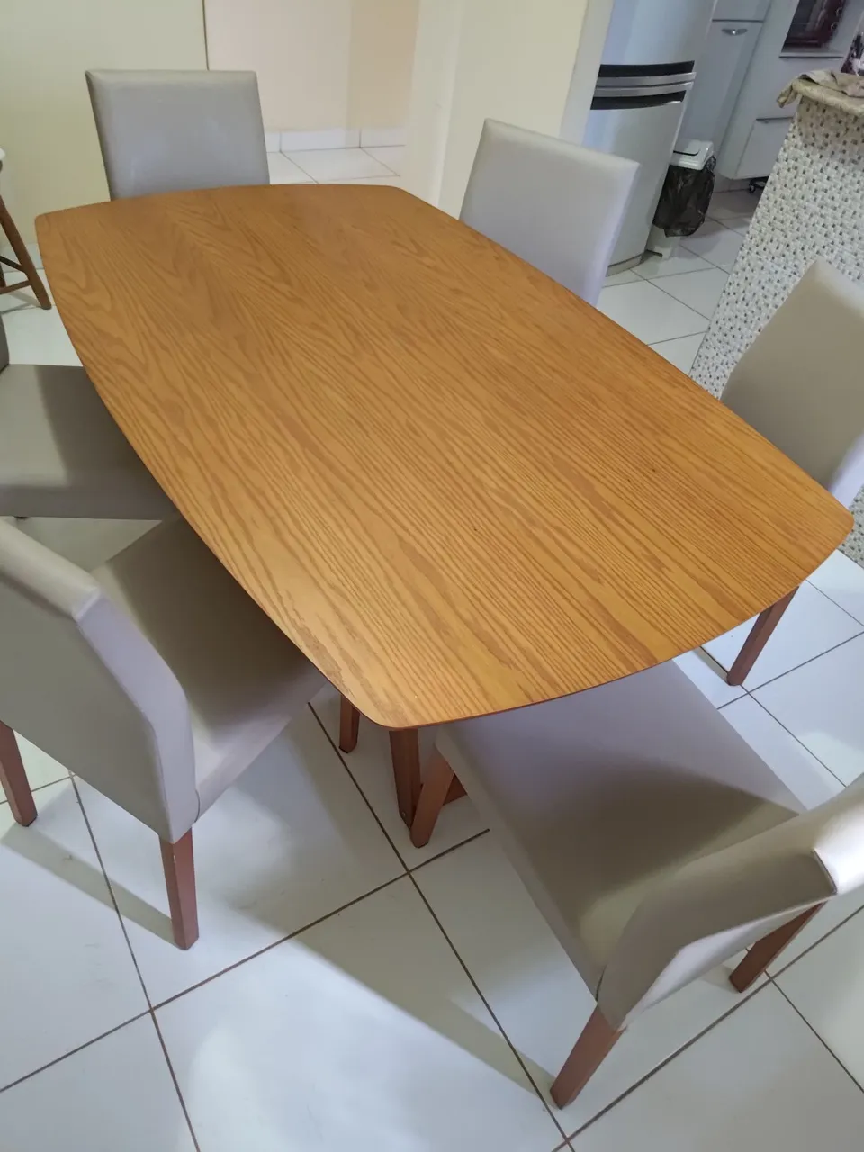 Vendo mesa de madeira com 6 cadeiras de couro