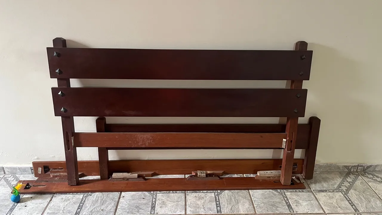 Cama de Madeira Maciça