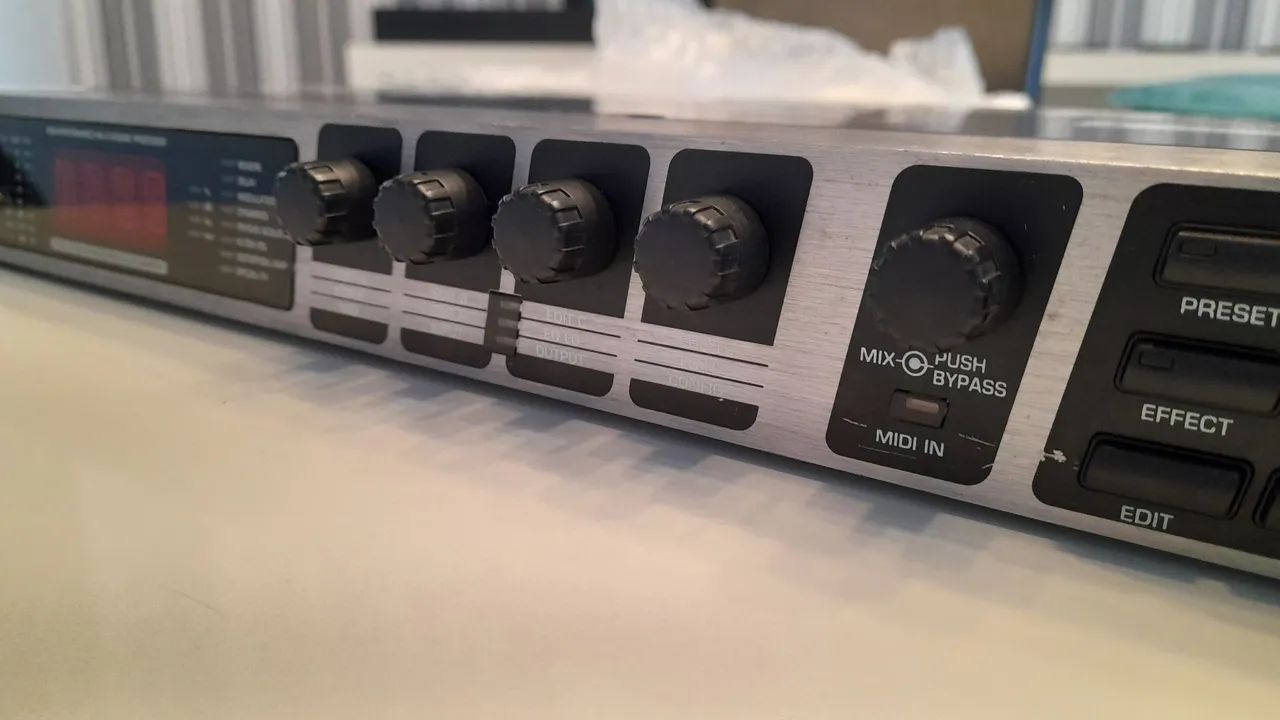 DELAY VIRTUALIZER PRO DSP2024P BEHRINGER