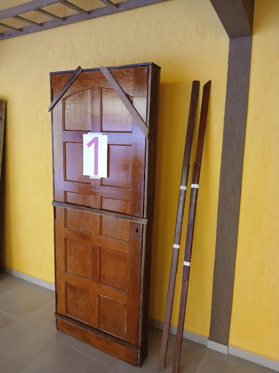 Porta de Madeira Maciça, caixonete, dobradiças e alisar. - Foto 3