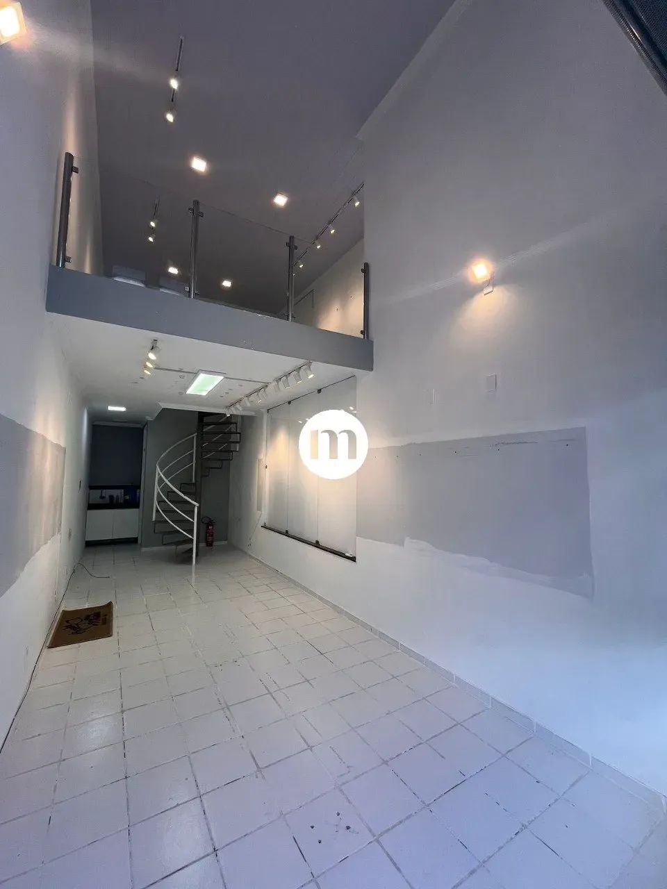 Prédio comercial com 4 salas e 1 Loja com vitrine - Farol - Foto 2
