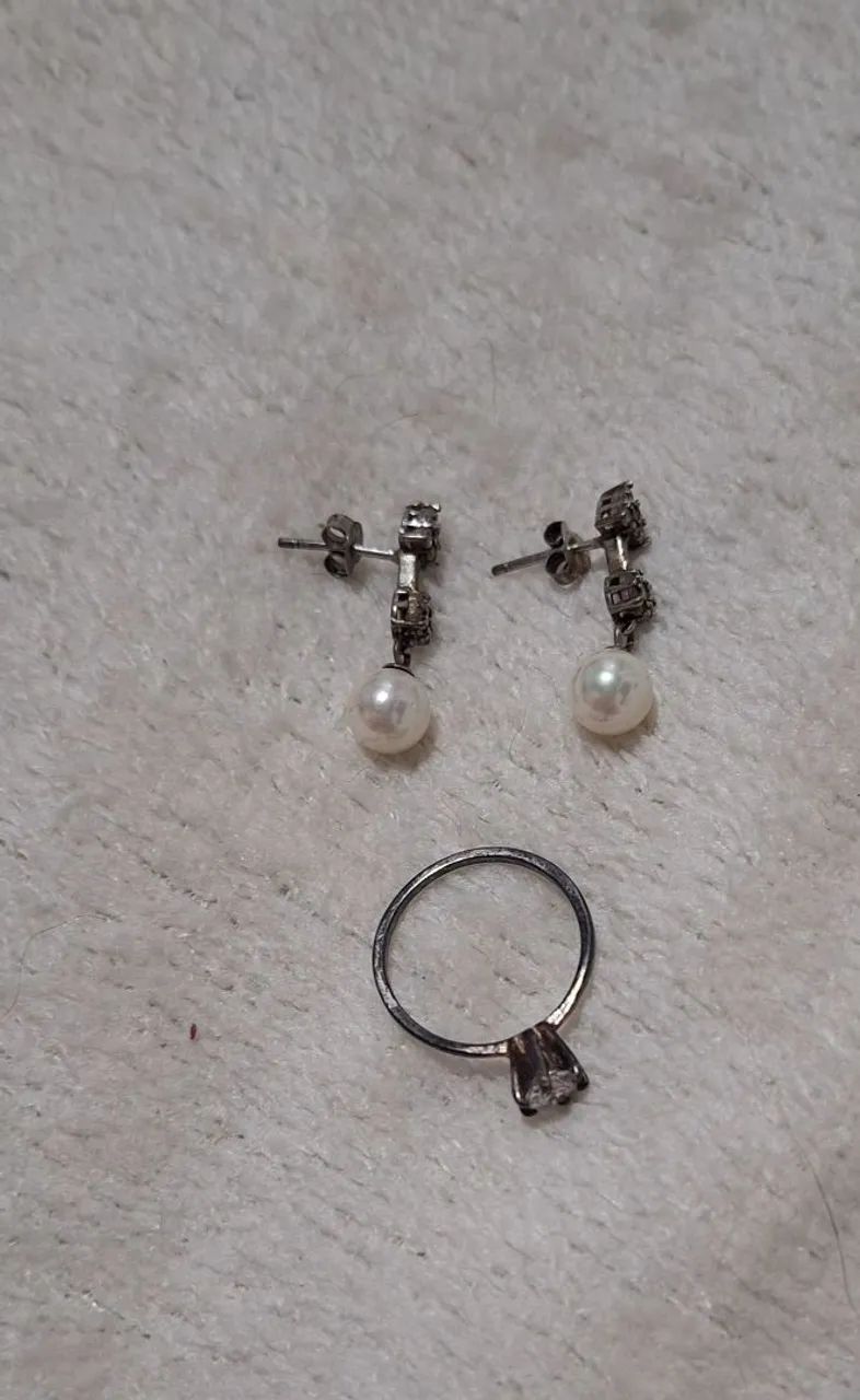 Conjunto Brincos de pérola com detalhes em strass e anel solitário em prata 950 - Foto 3