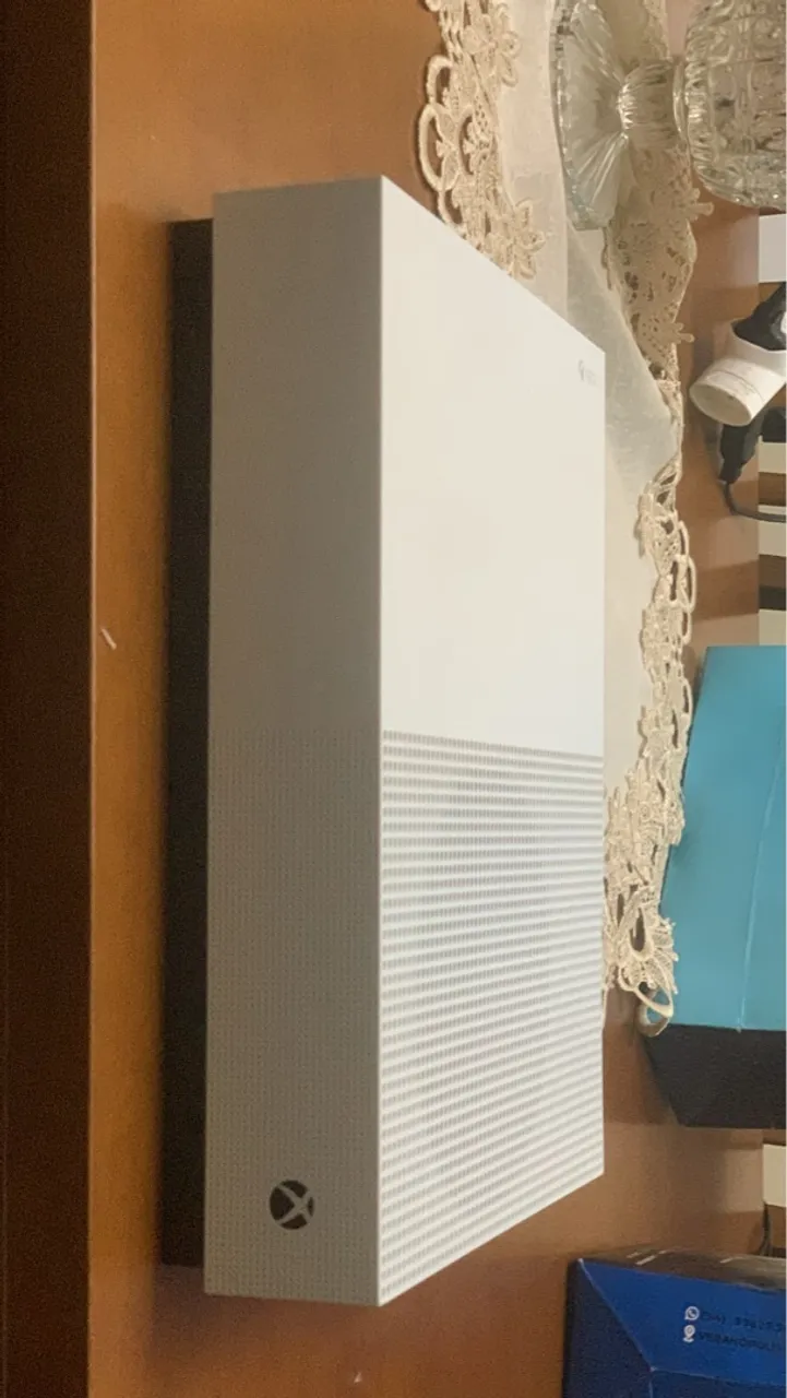 XBOX ONE S - 1TB