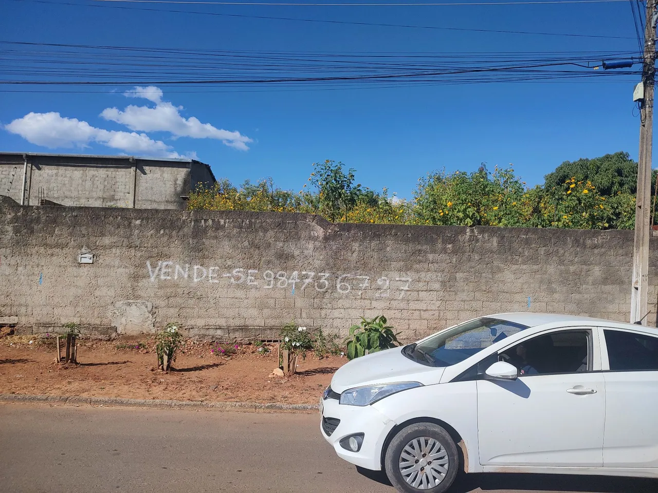 Lote 450 metros murado céu azul