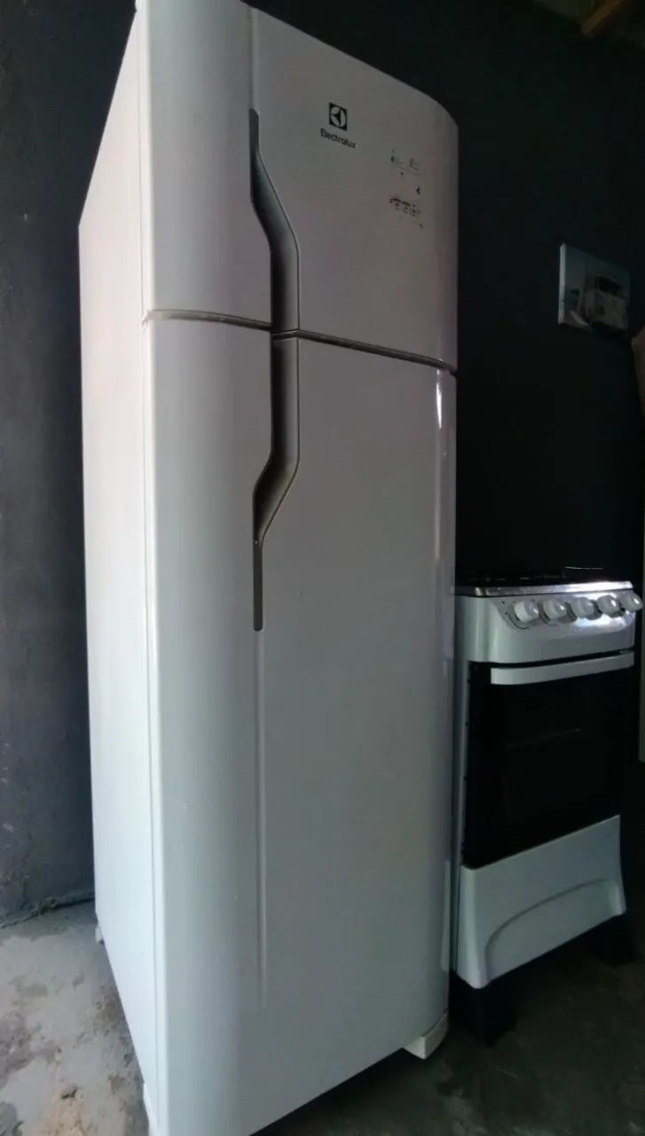 Geladeira Electrolux + Fogão 4 bocas (semi-novos) entrego - Foto 2