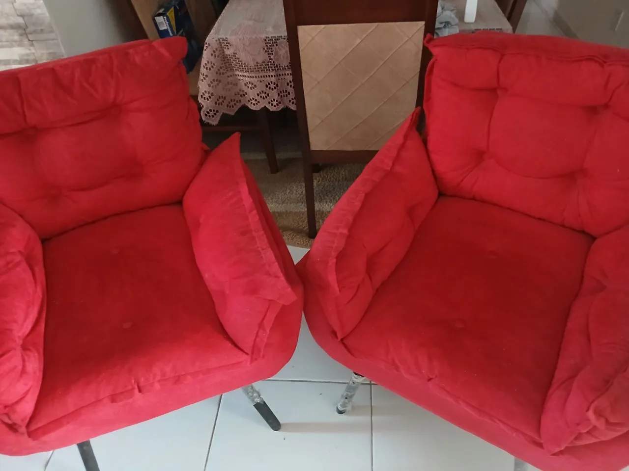 Duas Cadeiras Vermelhas Estofadas