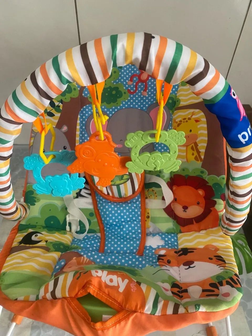 Assento para bebê com móbiles (toca e vibra ) 