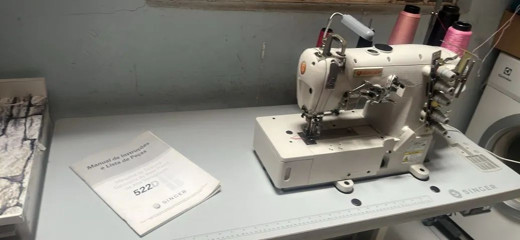 Máquina de costura galoneira de base plana alta velocidade Singer - Foto 4