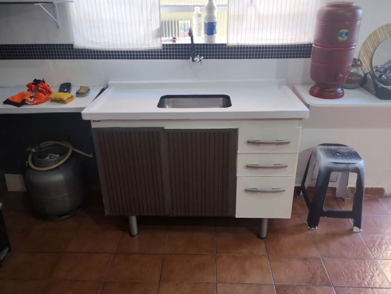 Balcão de cozinha mármore + paneleiro + 2 telhas Brasilit 