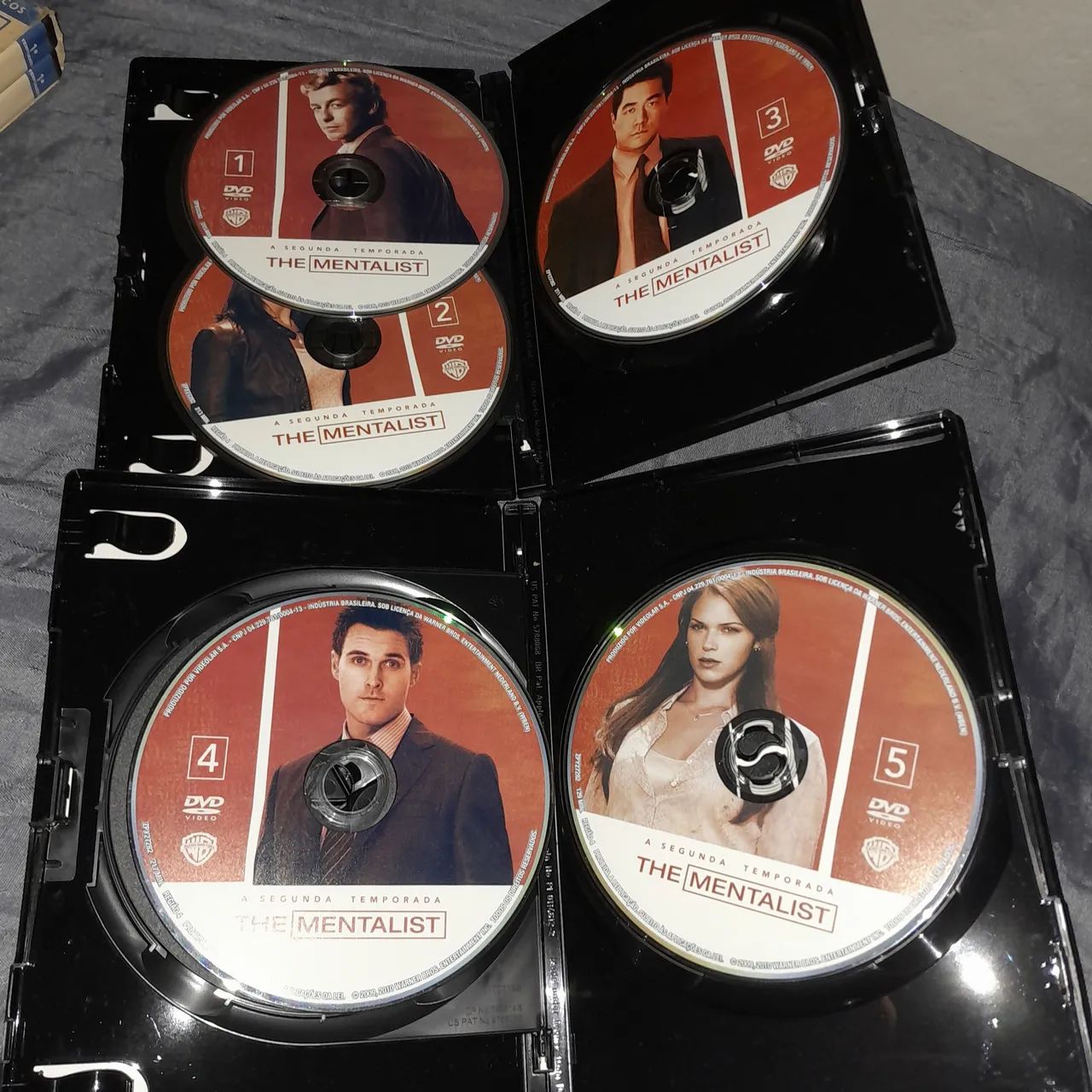Box dvds the mentalist 1 e 2 temporadas - Foto 2