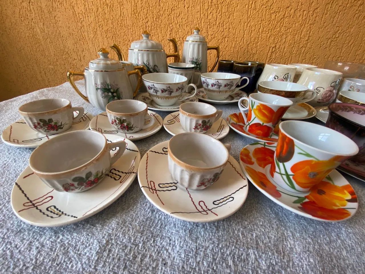 JOGOS DE XÍCARAS DE PORCELANAS , BULES , CREMELEIRAS DOS ANOS 60/70 - Foto 4