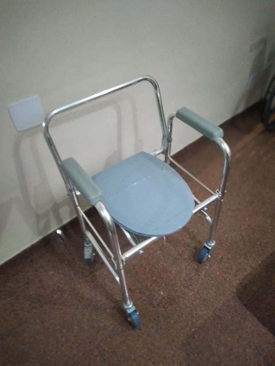 Cadeira de Banho Higiênica C/coletor e Assento C/tampa 100kg - Foto 5