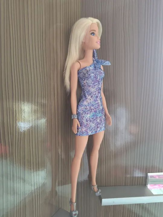 Boneca Barbie em vestido azul Linda! - Foto 3
