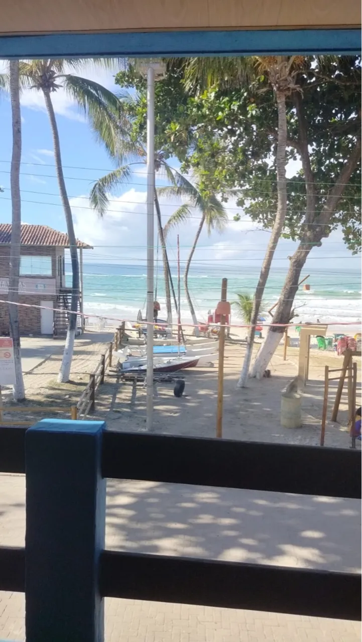 Alugo flat mobiliado beira-mar