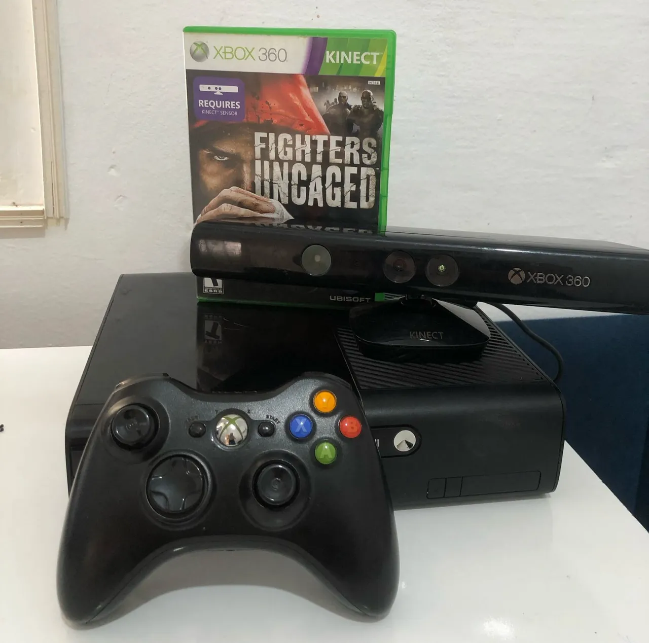 Xbox 360 com Kinect e Jogo Fighters Uncaged