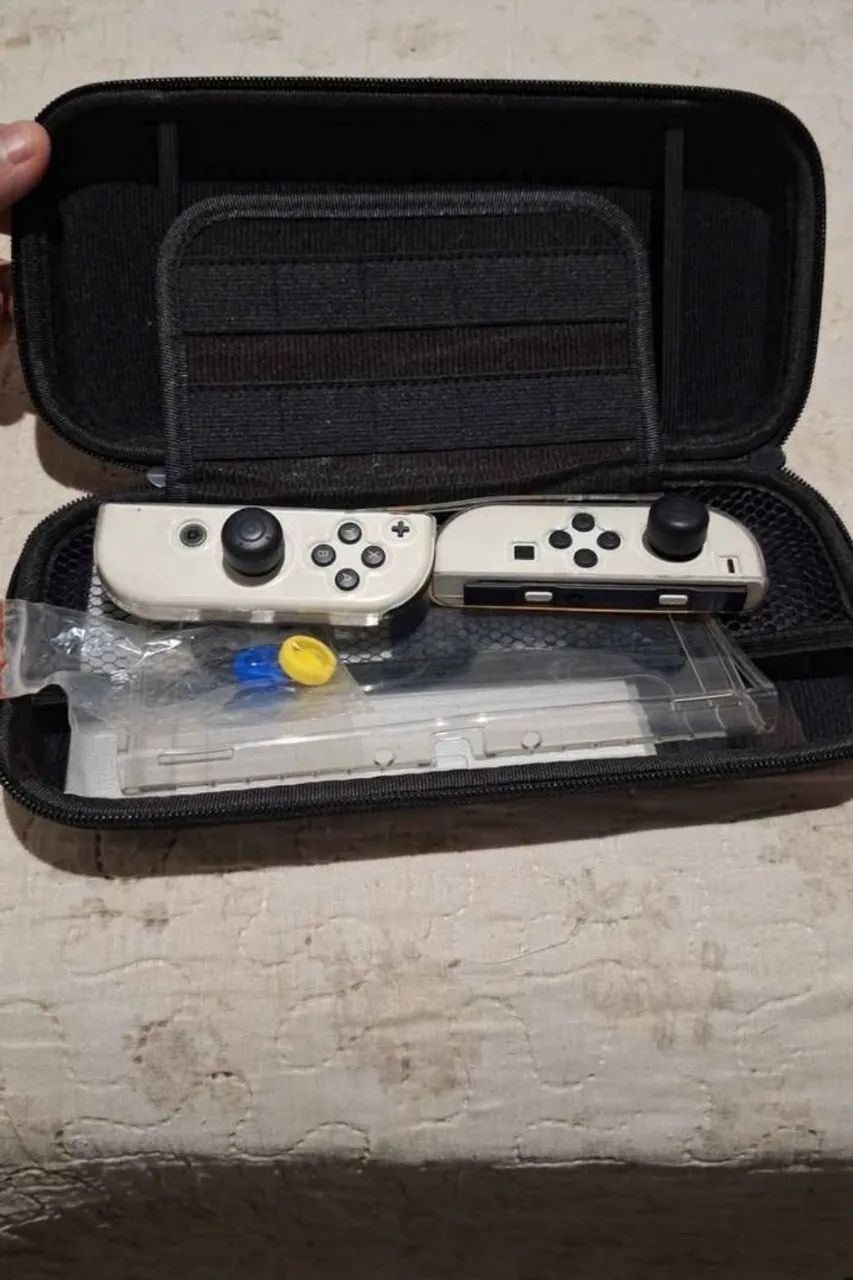 Nintendo Switch OLED + controle adicional e case - Foto 3