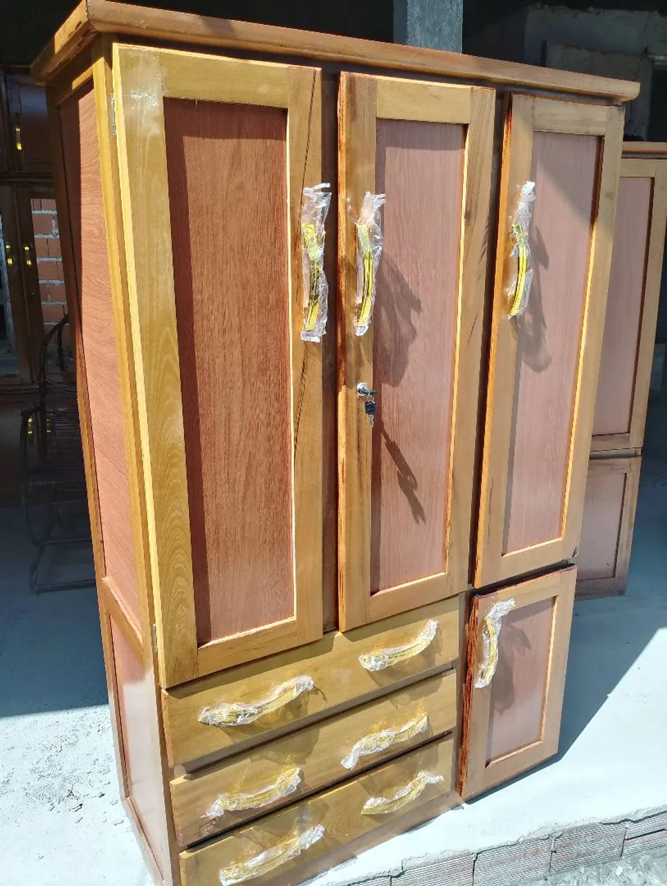 GUARDA ROUPA DE 3 PORTAS NOVO