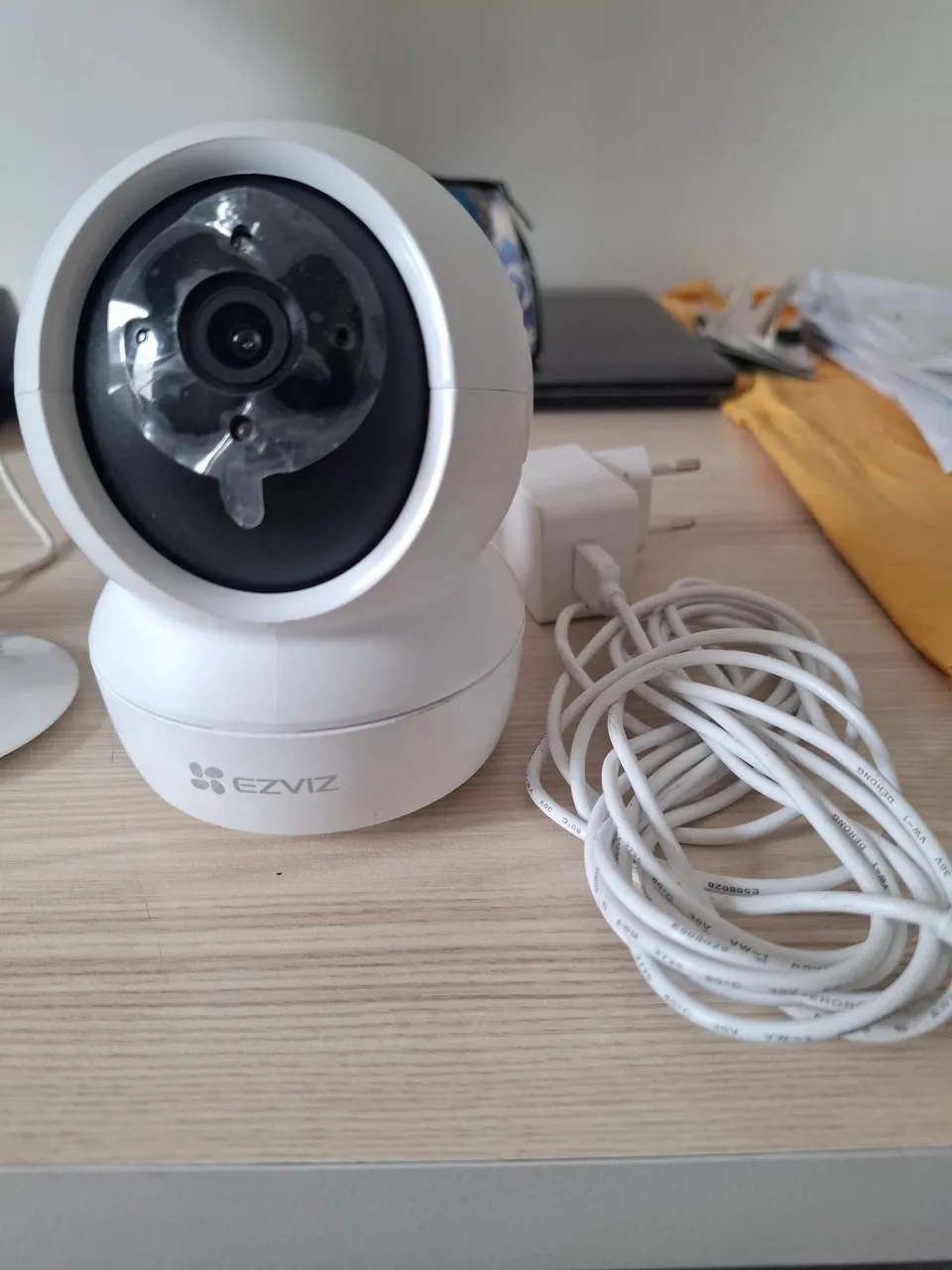 Câmera de Segurança EZVIZ - Visão Noturna e Monitoramento